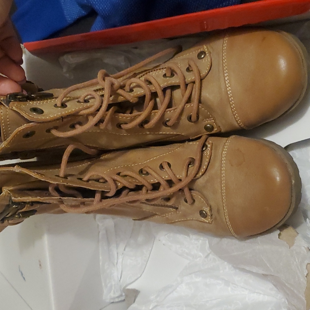 Tan guess boots size  6